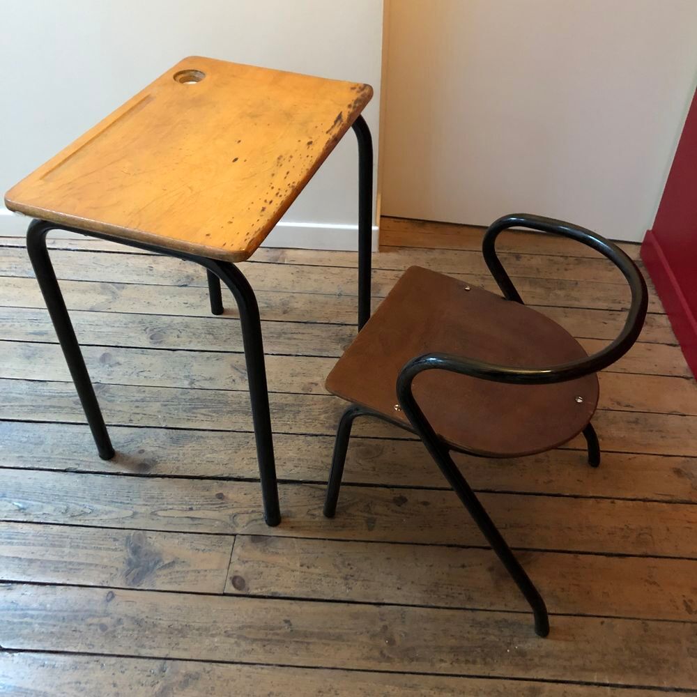 Ancienne chaise d'&eacute;cole et bureau vintage
Meubles