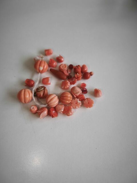lot de perles et divers en corail 120 Bayonne (64)