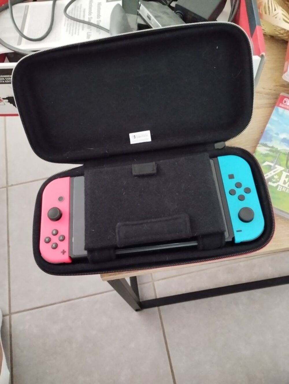 Nintendo Switch compl&egrave;te manette 4 jeux Consoles et jeux vid�os