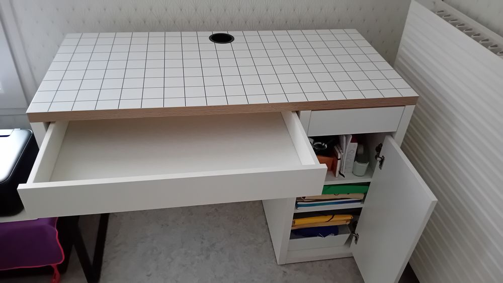 Bureau informatique 2 tiroirs et une porte c&ocirc;t&eacute; droit. Meubles