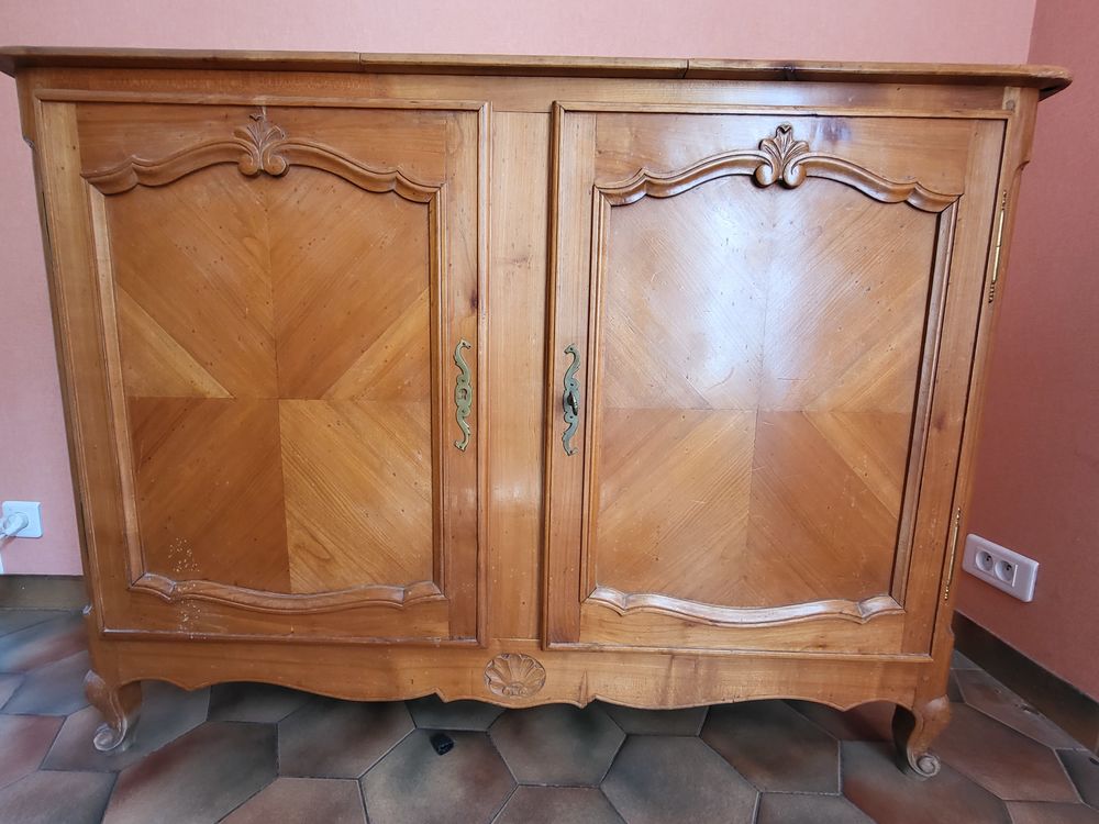 MEUBLE EN BOIS MASSIF AVEC AMENAGEMENT POUR PLATINE DISQUES Meubles