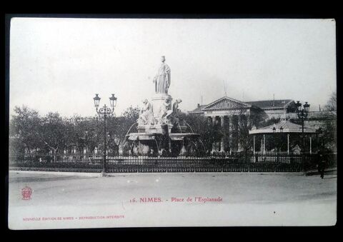 carte postale- NMES (30) Place de l' Esplanade 2 Lyon 5 (69)