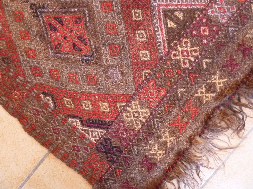 Tapis kurde tissage brod&eacute;,
153 cm x 135 cm Décoration