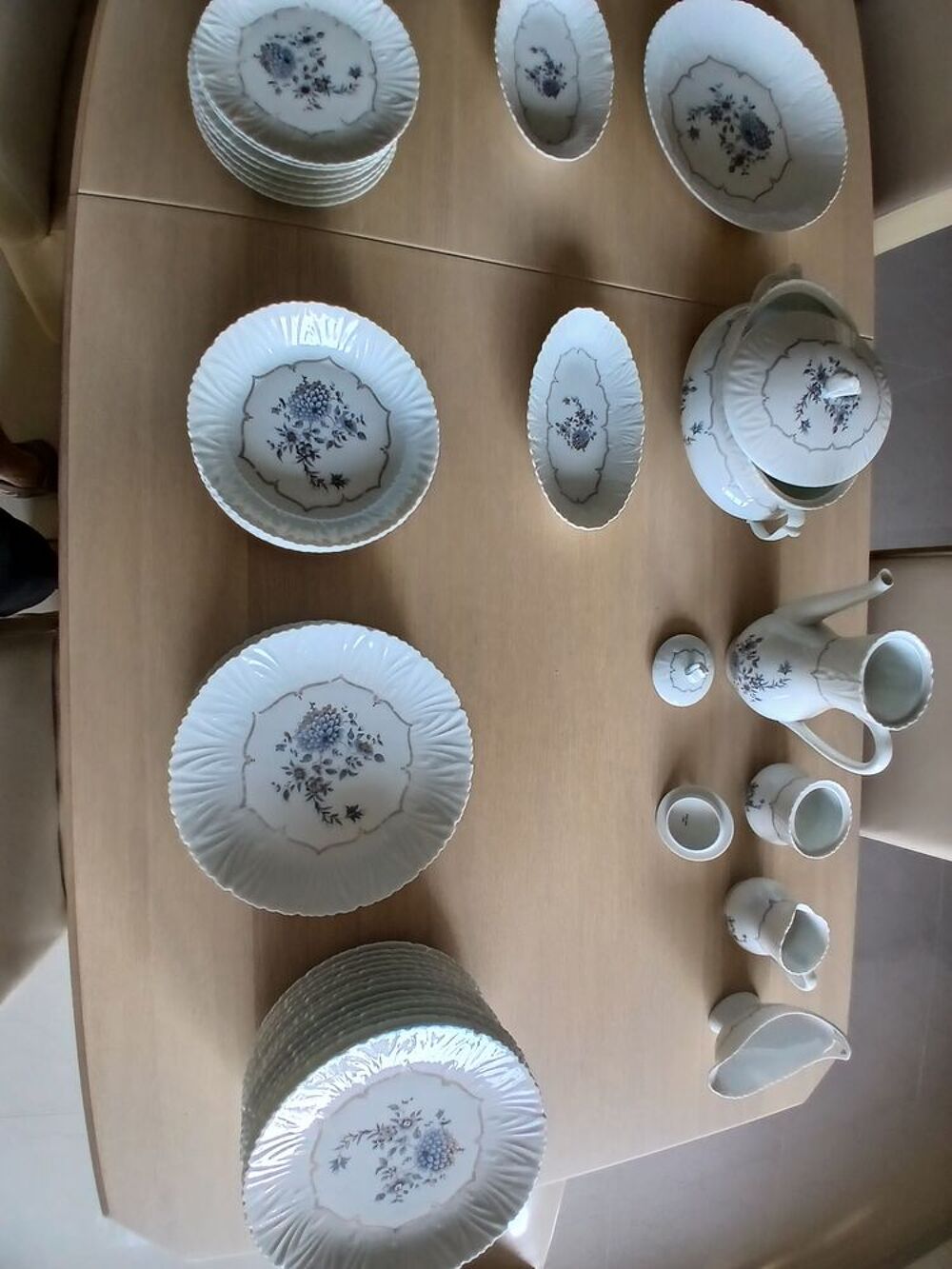 Service en porcelaine de Limoges pr&egrave;s de Thionville. Décoration