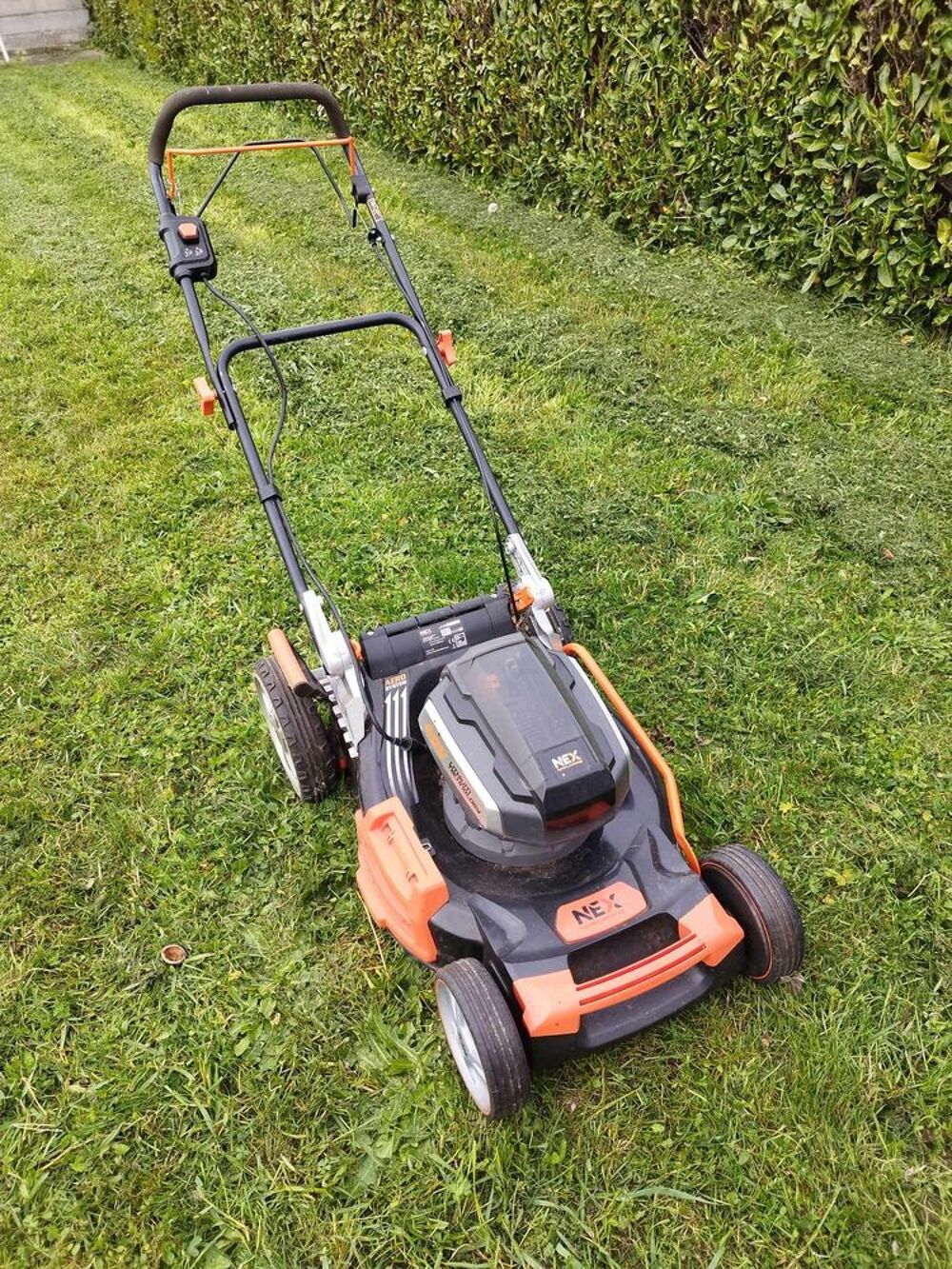 Tondeuse batterie tract&eacute;e NEX Jardin