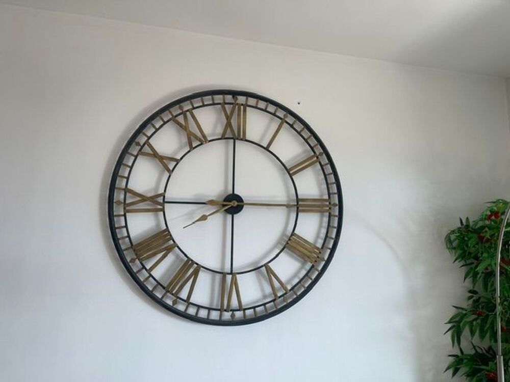 GRANDE HORLOGE STYLE INDUSTRIEL EN FER MASSIF. 
Décoration