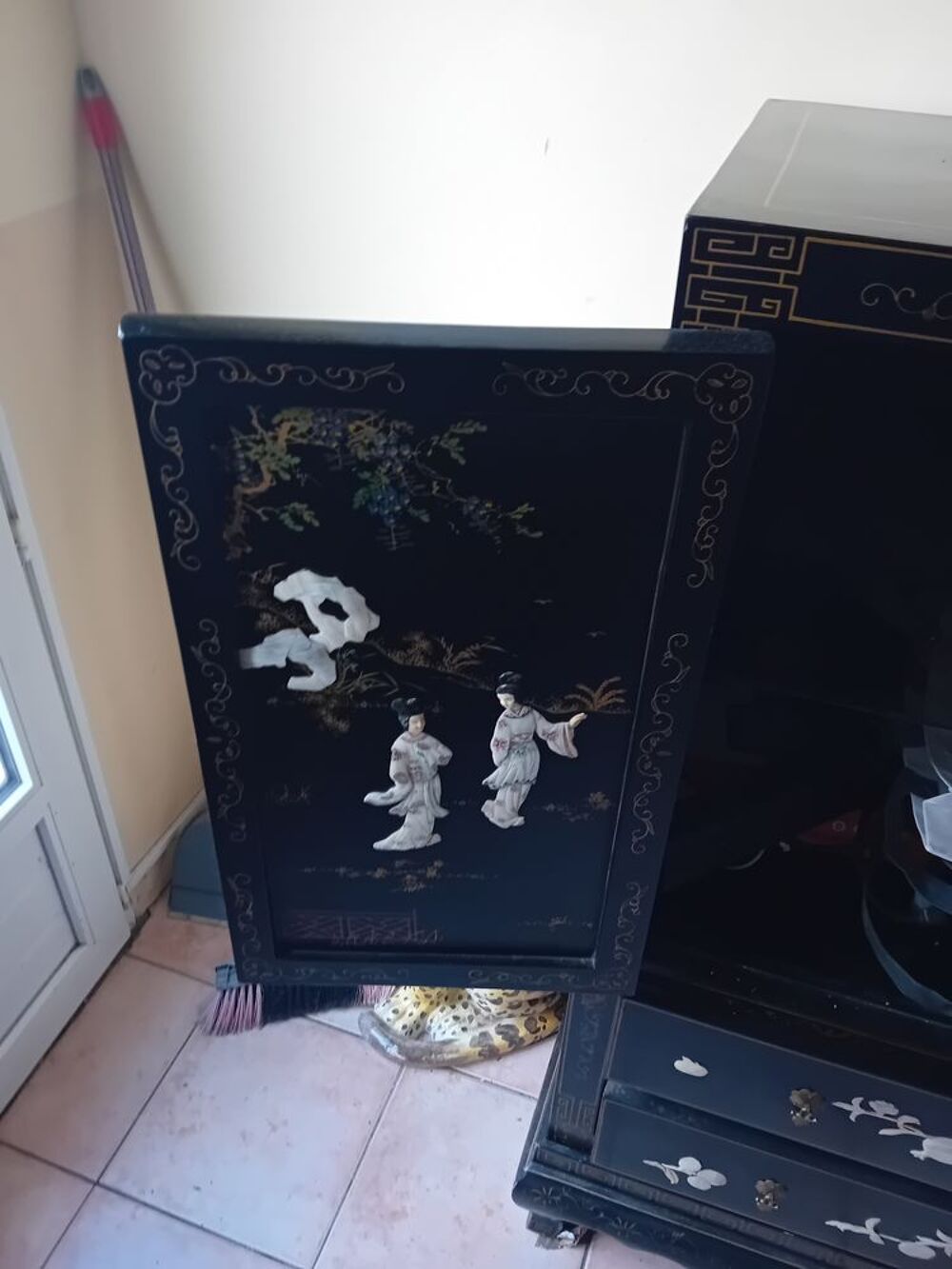 Jolie meubles chinois. Avec sculpture. Nacre Meubles