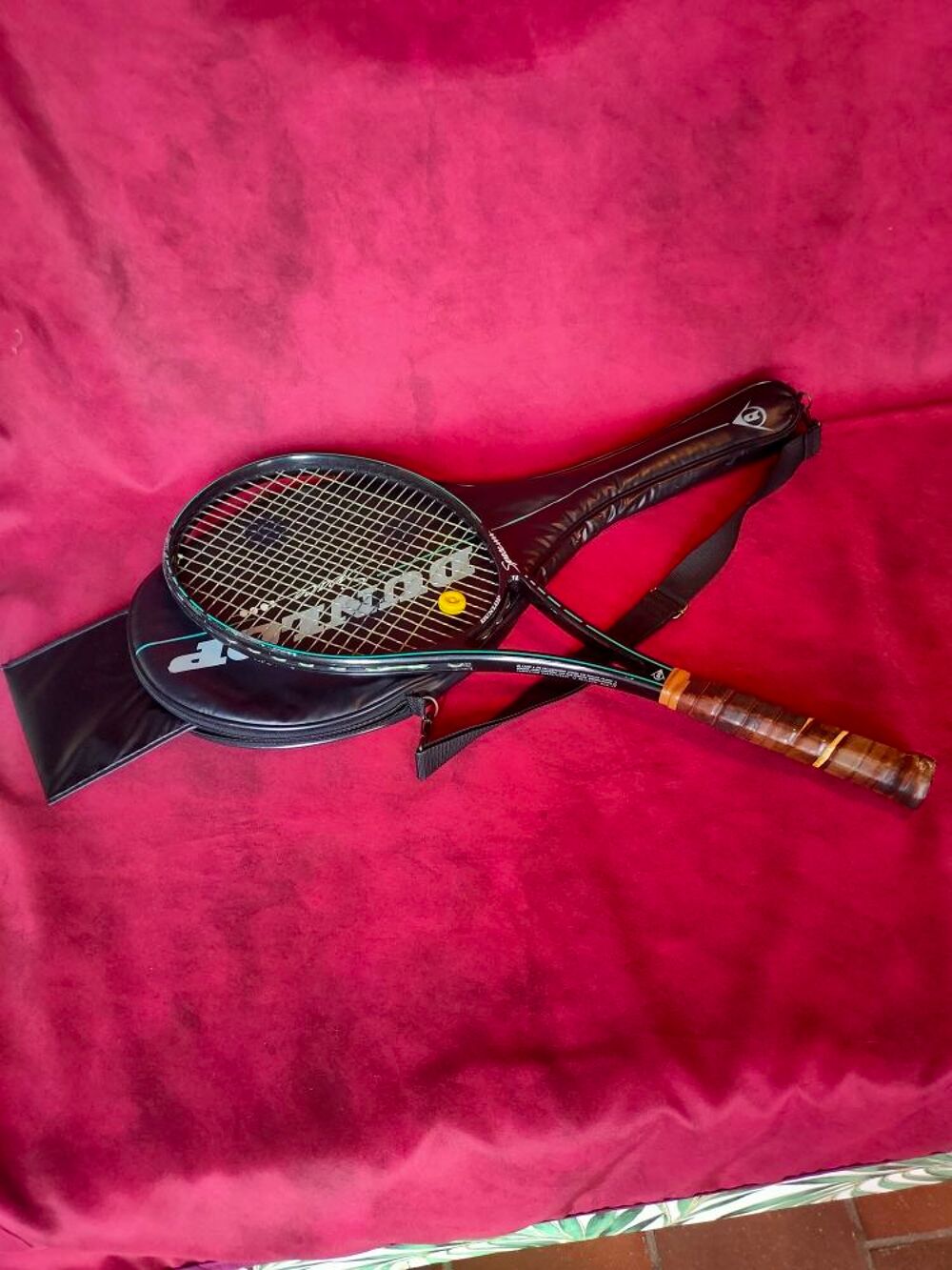 Raquette de tennis Dunlop avec son &eacute;tui Sports