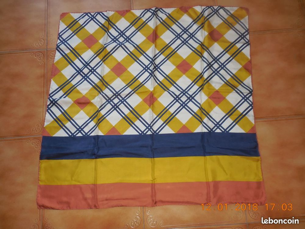 beau foulard vintage
Vêtements