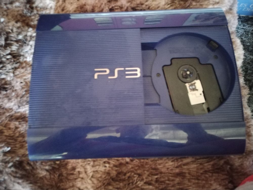 PS3 TRES BONNE ETAT +DEUX POIGN&eacute;s +un jeux Consoles et jeux vidéos