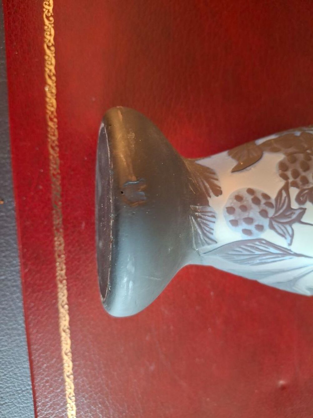 Vase en verre multicouches d&eacute;gag&eacute; &agrave; l'acide, sign&eacute;, h 25 cm Décoration