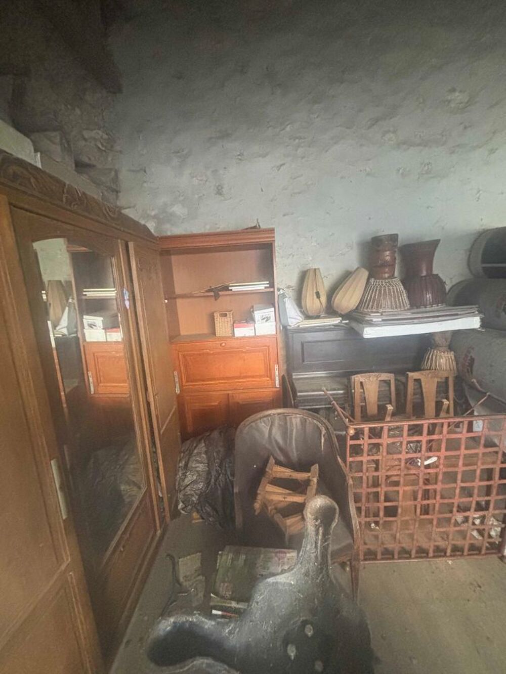 €oeVide grande maison avec beaucoup de mat&eacute;riel de travaux et de bricolage, mat&eacute;riel de b&agrave;&cent;timent, meubles Bricolage