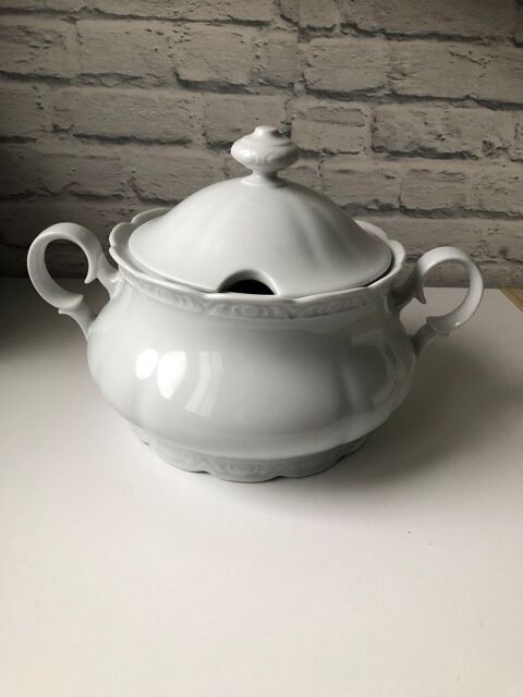 Soupi�re blanche en porcelaine
20 Moreuil (80)