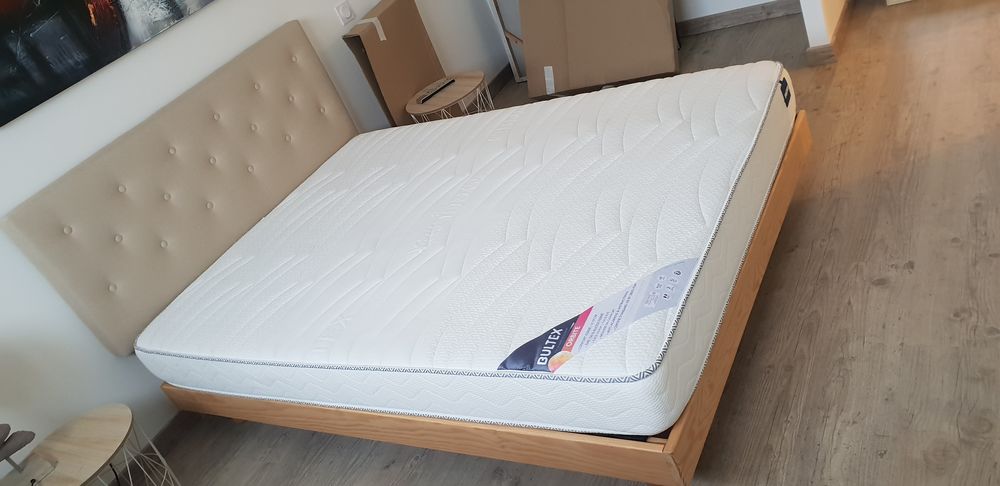 Lit 1m40x1m90 . Sommier lattes .tres bon matelas + t&ecirc;te Meubles