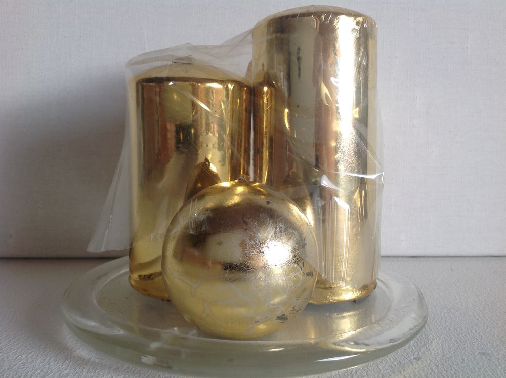 TROIS BOUGIES DANS COUPELLE EN VERRE NEUVES
Décoration