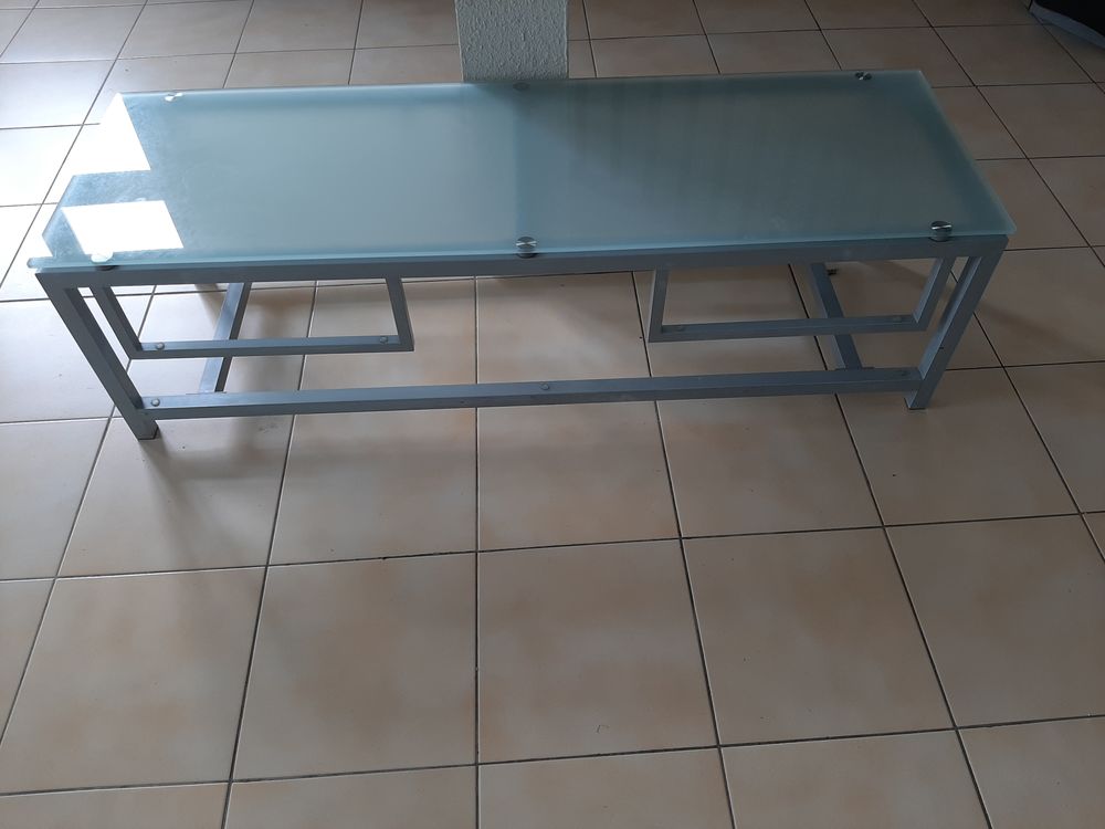 table basse verre/m&eacute;tal. Prix 70 euros
0696290992 Meubles