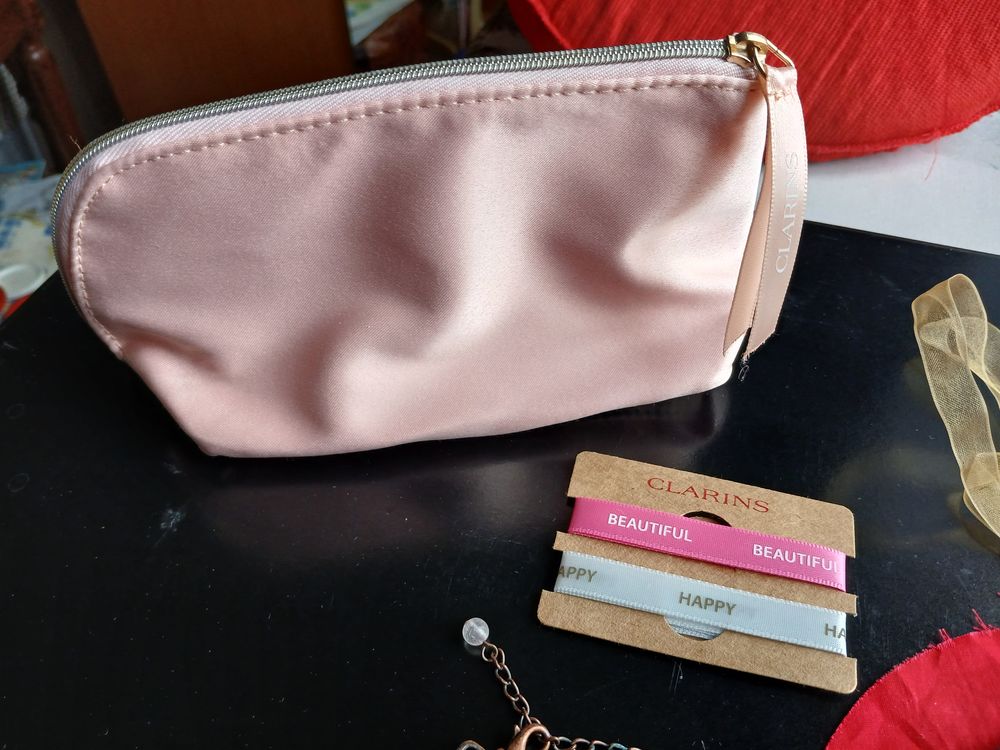 LOT DE 3 BRACELETS FANTAISIE AVEC TROUSSE "&nbsp;CLARINS&nbsp;" Bijoux et montres