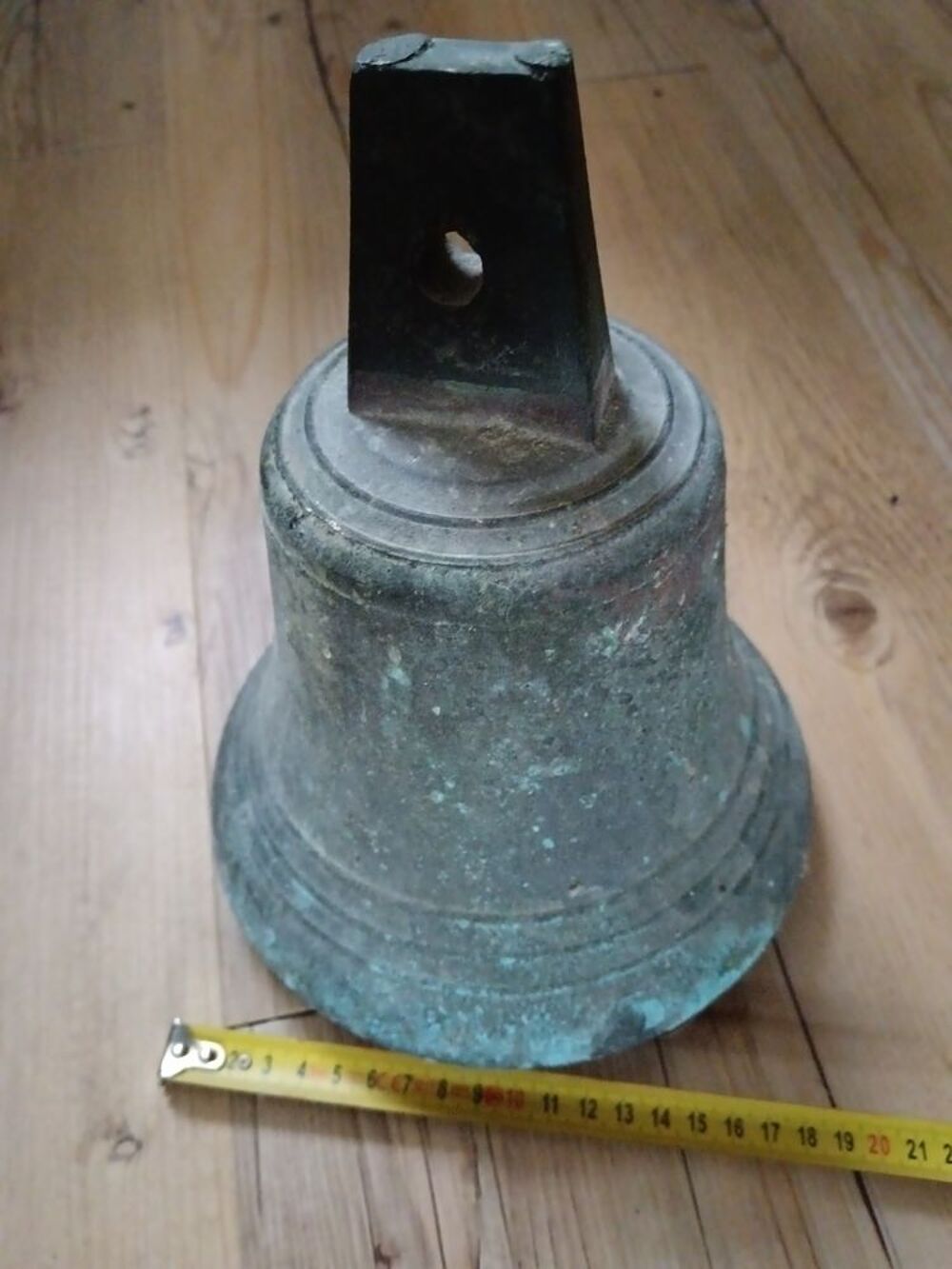Cloche en bronze ext&eacute;rieur de manoir ou ancienne &eacute;cole Décoration