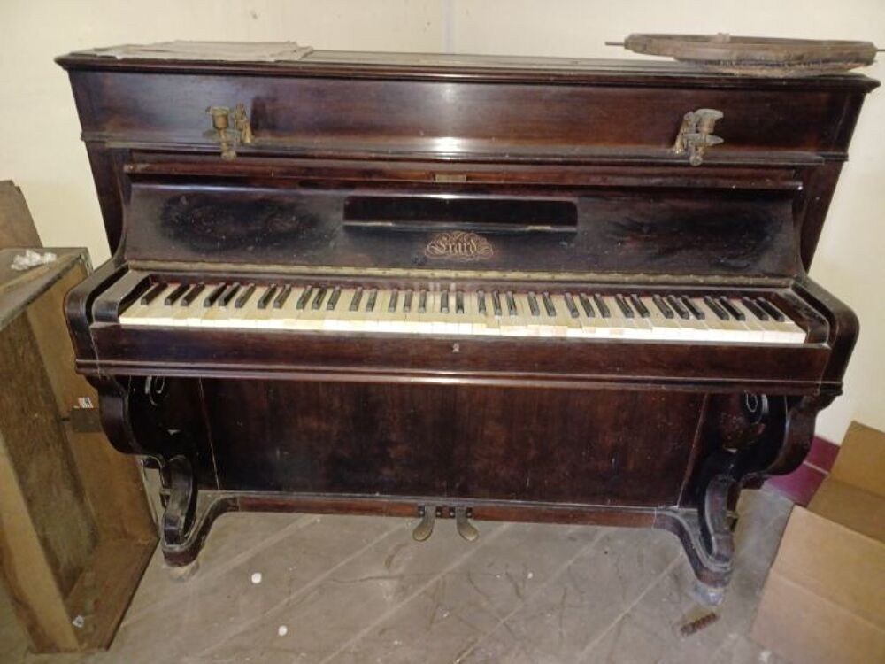 Donne piano droit Erard acajou &agrave; chandeliers bronze Instruments de musique