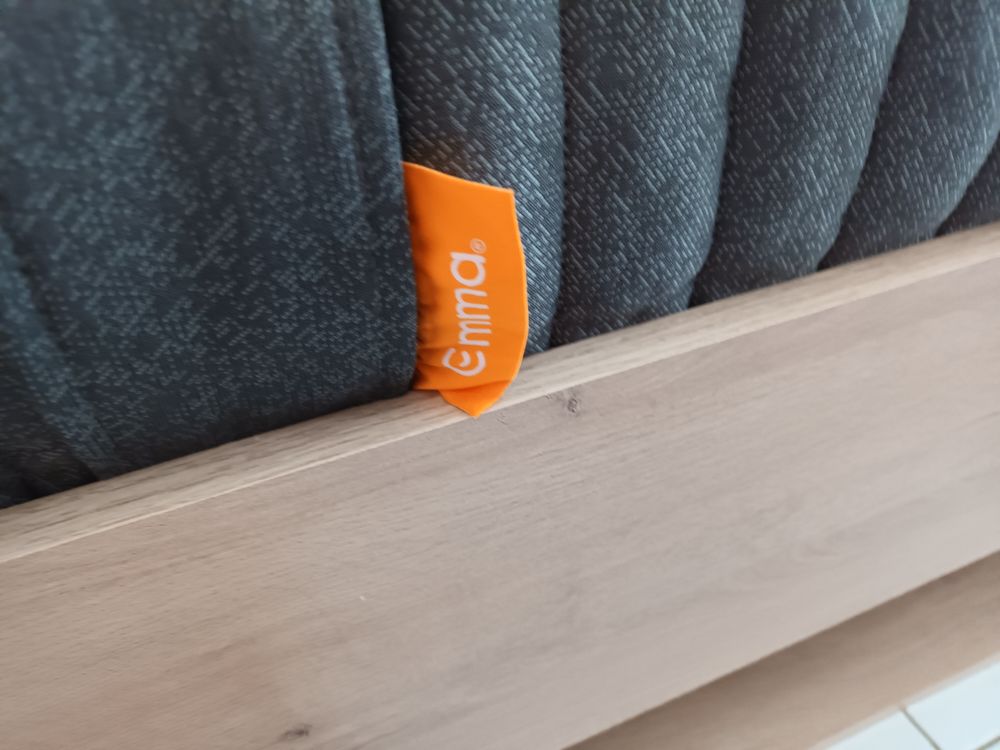 Lit en bois, couleur ch&ecirc;ne, matelas et sommier 24 lattes Meubles
