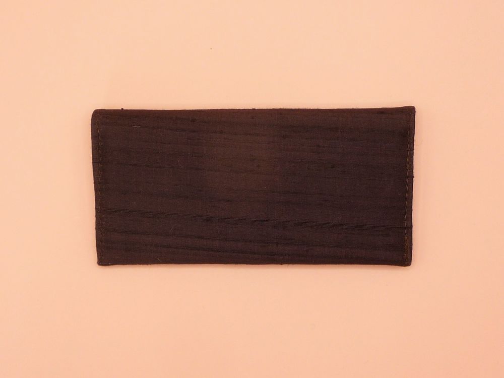 Pochette en Tissu Marron et Ecru avec son Bouton Pression Maroquinerie