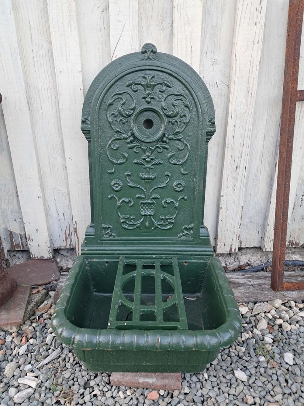 Fontaine murale en fonte, r&eacute;&eacute;dition d'ancien Jardin