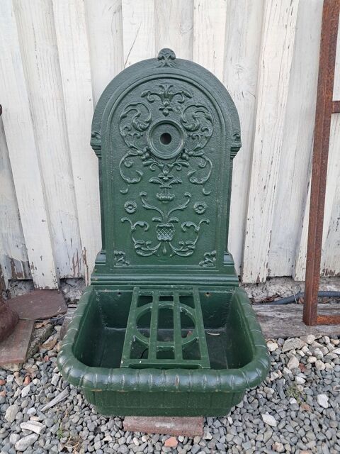 Fontaine murale en fonte, réédition d'ancien 370 Château-l'Évêque (24)