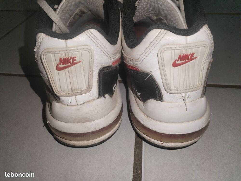Nike Airmax full cuir blanc taille 42
Chaussures