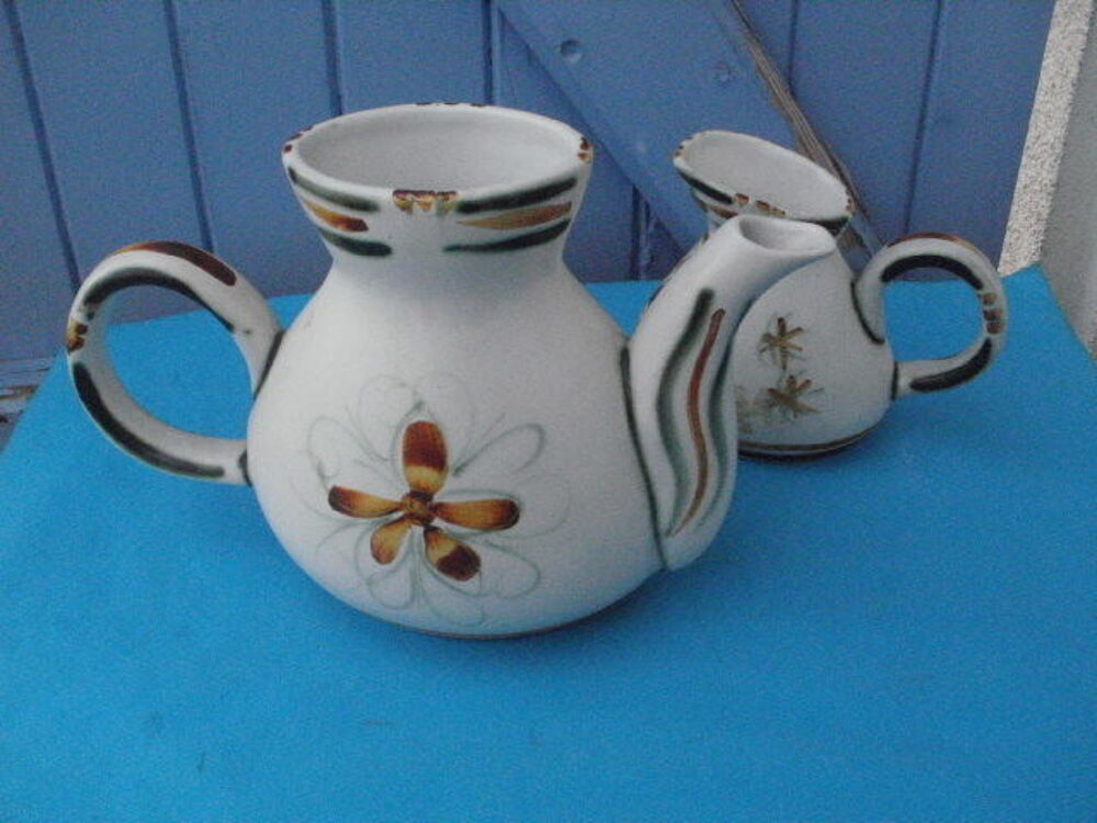 Cafeti&egrave;re et pot &agrave; lait Faience estampill&eacute;s QUIMPER KERALUC Cuisine
