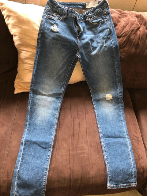 Jeans Esprit slim taille W28L32 en tbe  15 euros
15 Montral (32)