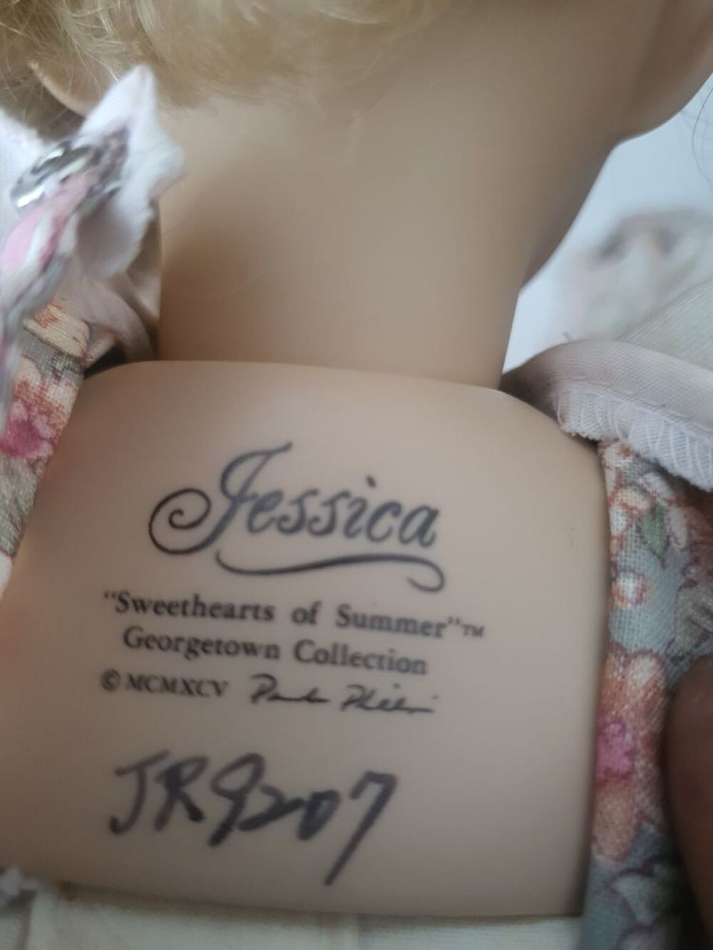 DUO DE POUPEES Caroline et Jessica en porcelaine 