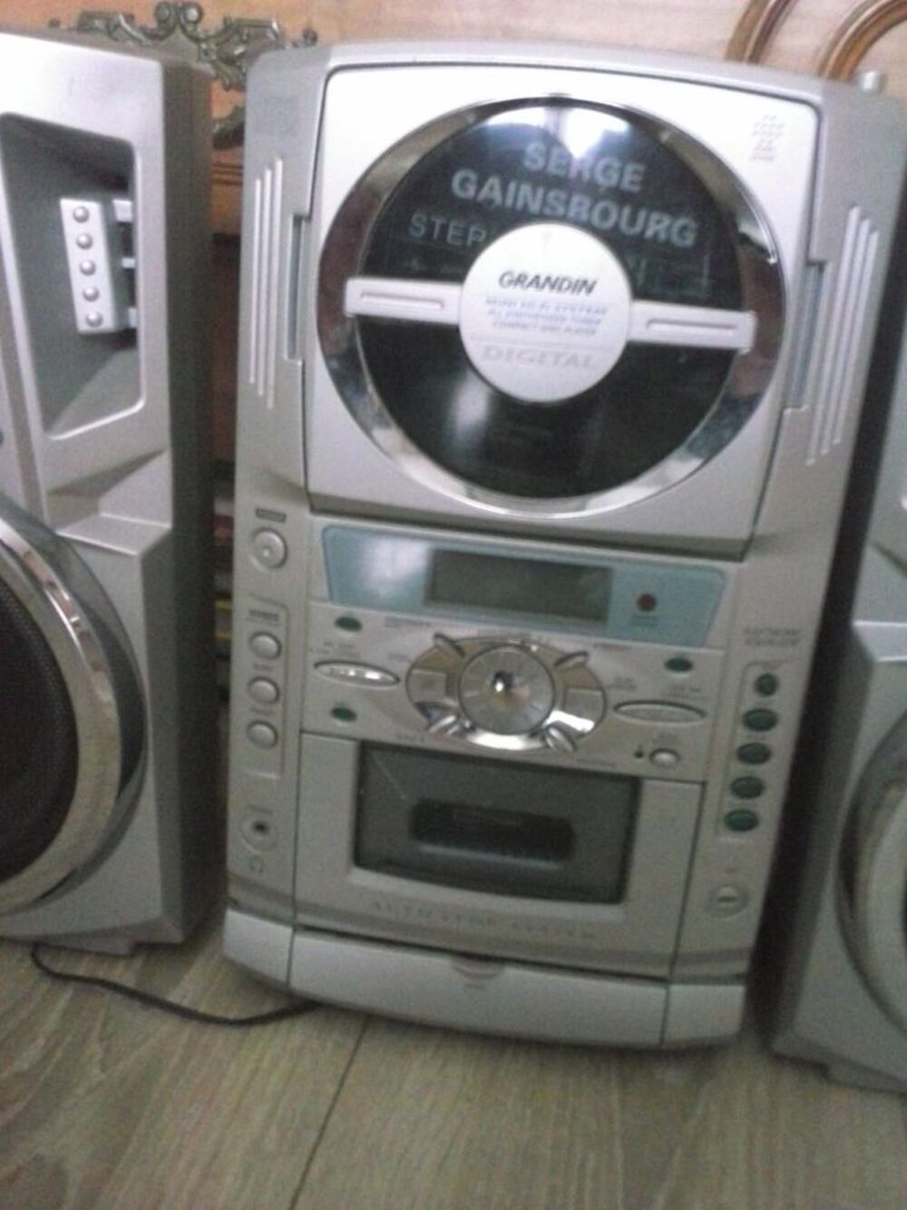 MINI CHAINE / Chaises Malgache / radio CD + Radiateur ... Meubles