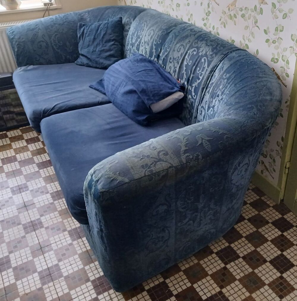Canap&eacute; tr&egrave;s bon &eacute;tat. 4places assise r&eacute;nov&eacute;e, h&ecirc;tre massif Meubles