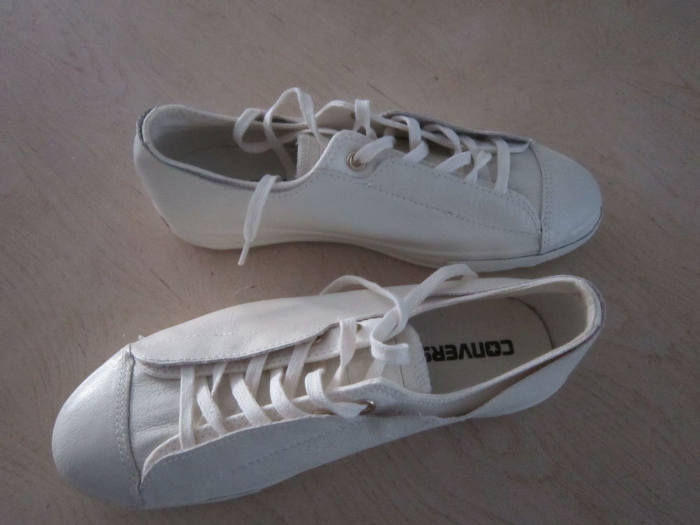 Une paire de chaussures (tennis Converse Chaussures