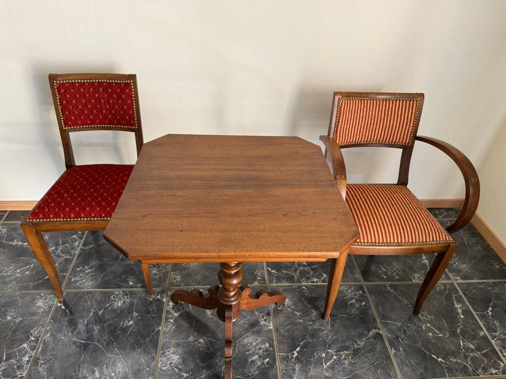1 table un fauteuil une chaise ch&ecirc;ne Meubles