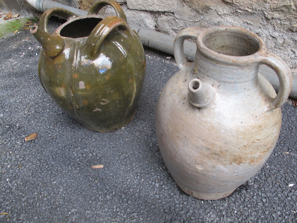 Anciens saloirs; pots &agrave; graisse en gr&egrave;s; jarres &agrave; huile. Décoration