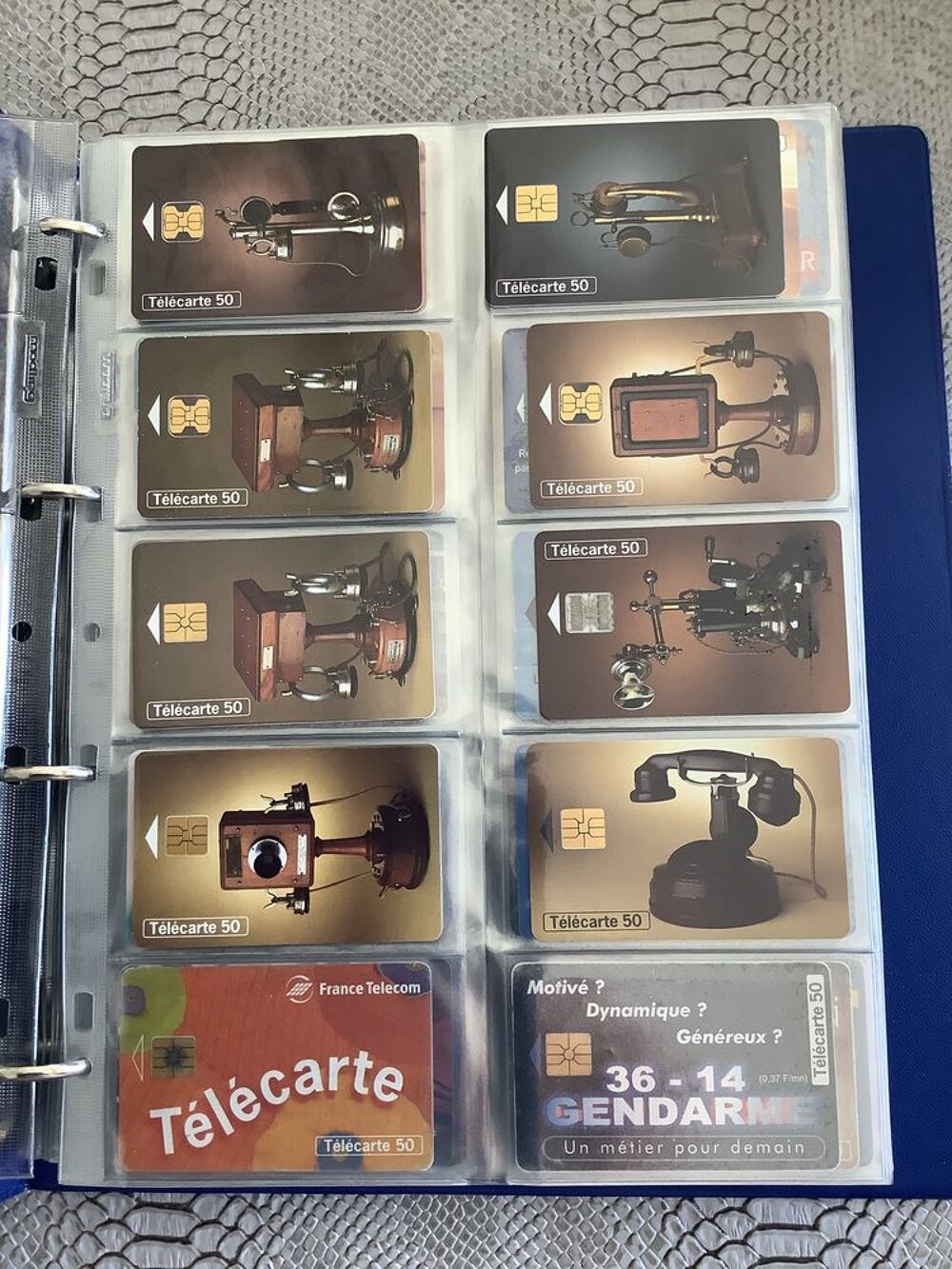 Classeur contenant environ 190 cartes t&eacute;l&eacute;phoniques 