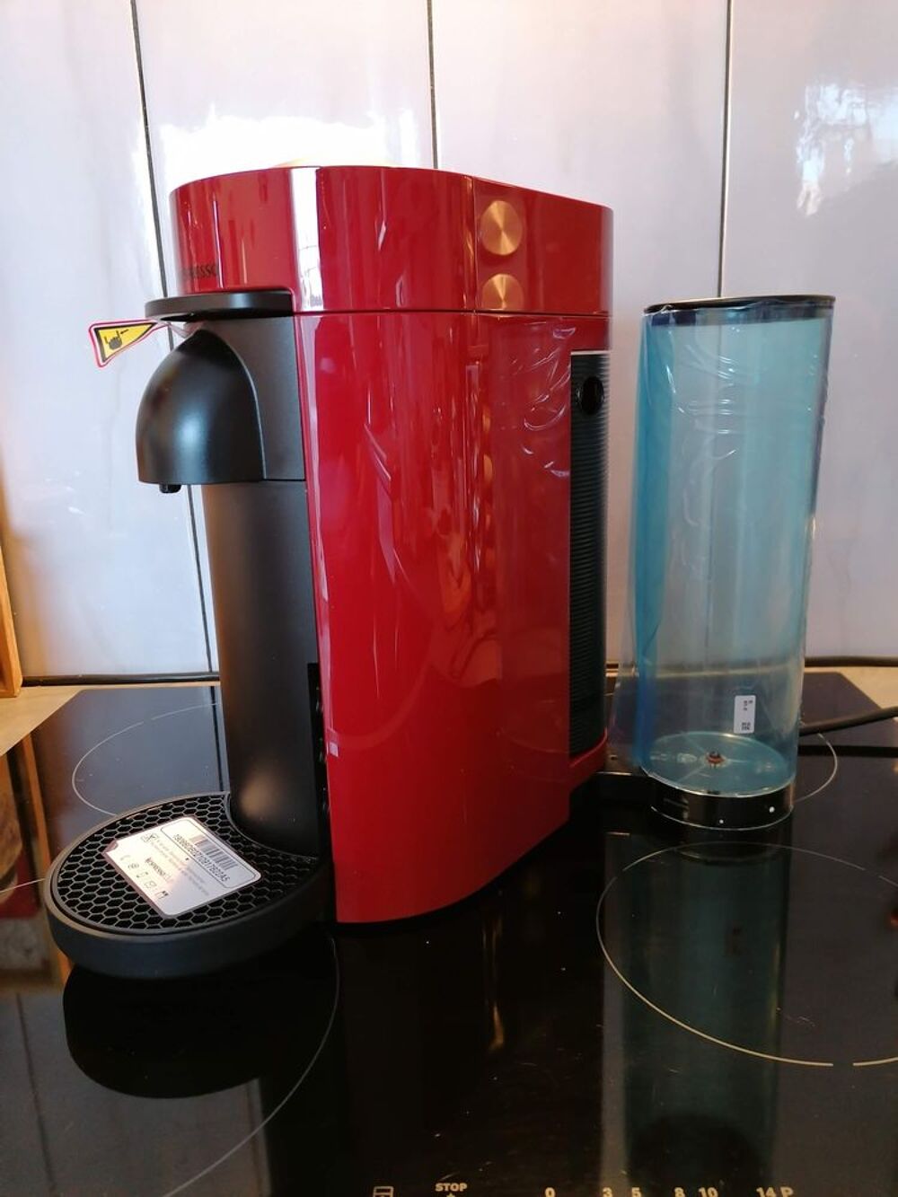 Cafeti&egrave;re Nespresso Vertuo rouge neuve Electroménager