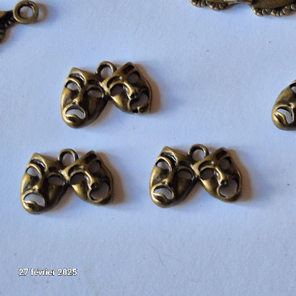 Lot de 15 breloques, m&eacute;dailles en m&eacute;tal , neufs, sur le th&egrave;m Bijoux et montres