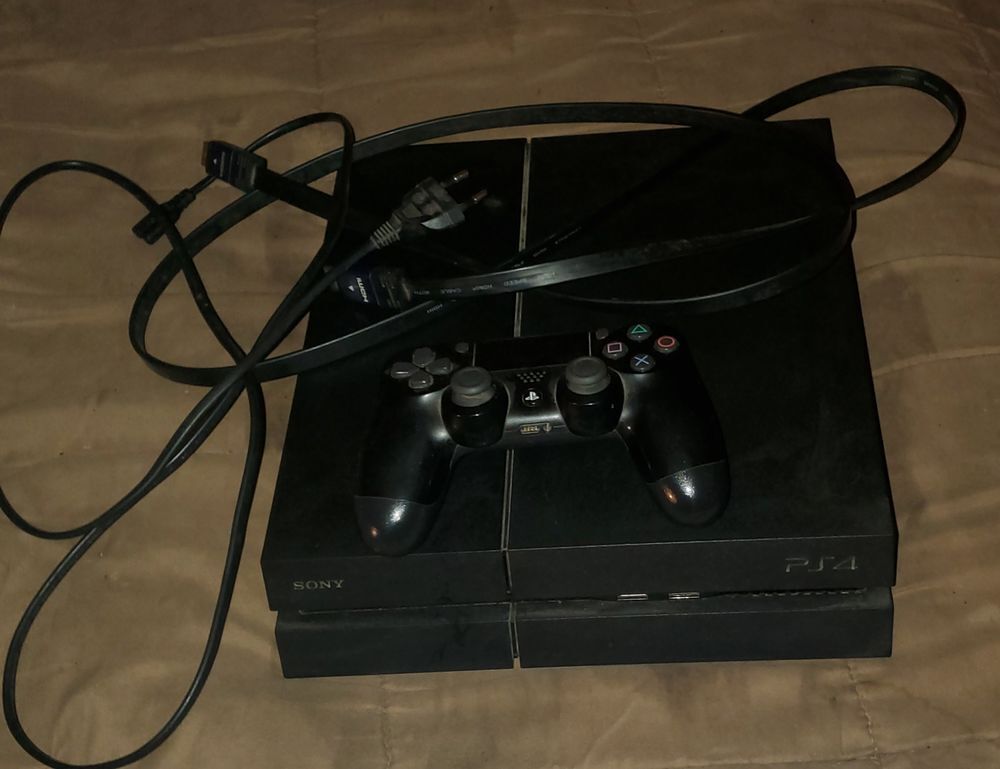 ps4 et 4 jeux Consoles et jeux vidos