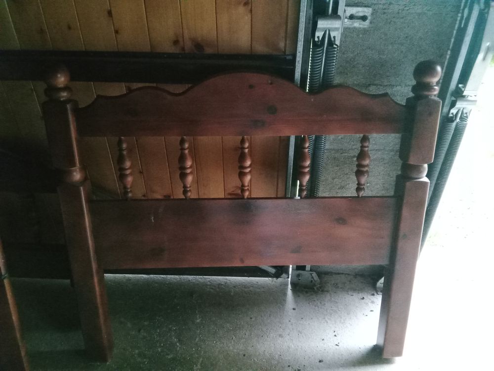 Cadre de lit et son sommier peuvent &ecirc;tre vendu s&eacute;par&eacute;ment Meubles