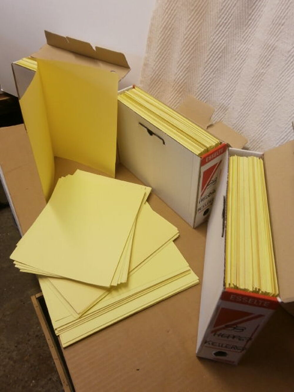 Chemises jaune de classement pour bureaux et collections Décoration