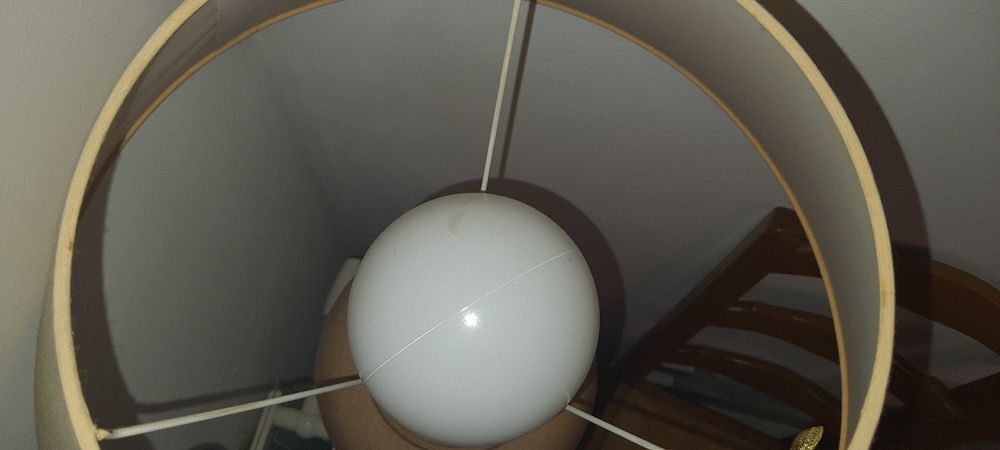 fauteuil et lampe Meubles