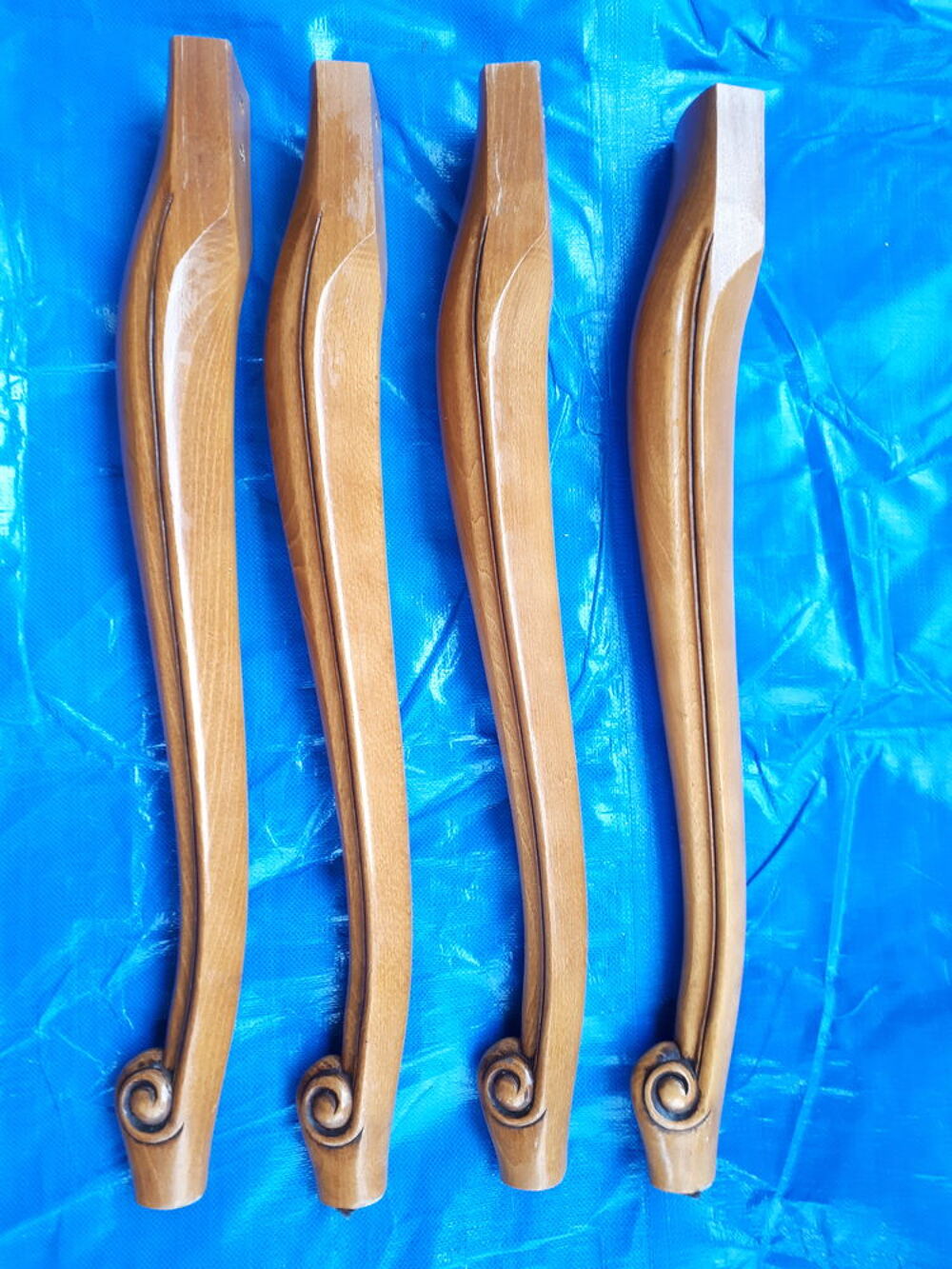 4 Pieds de table en h&ecirc;tre massif et sculpt&eacute;s Meubles