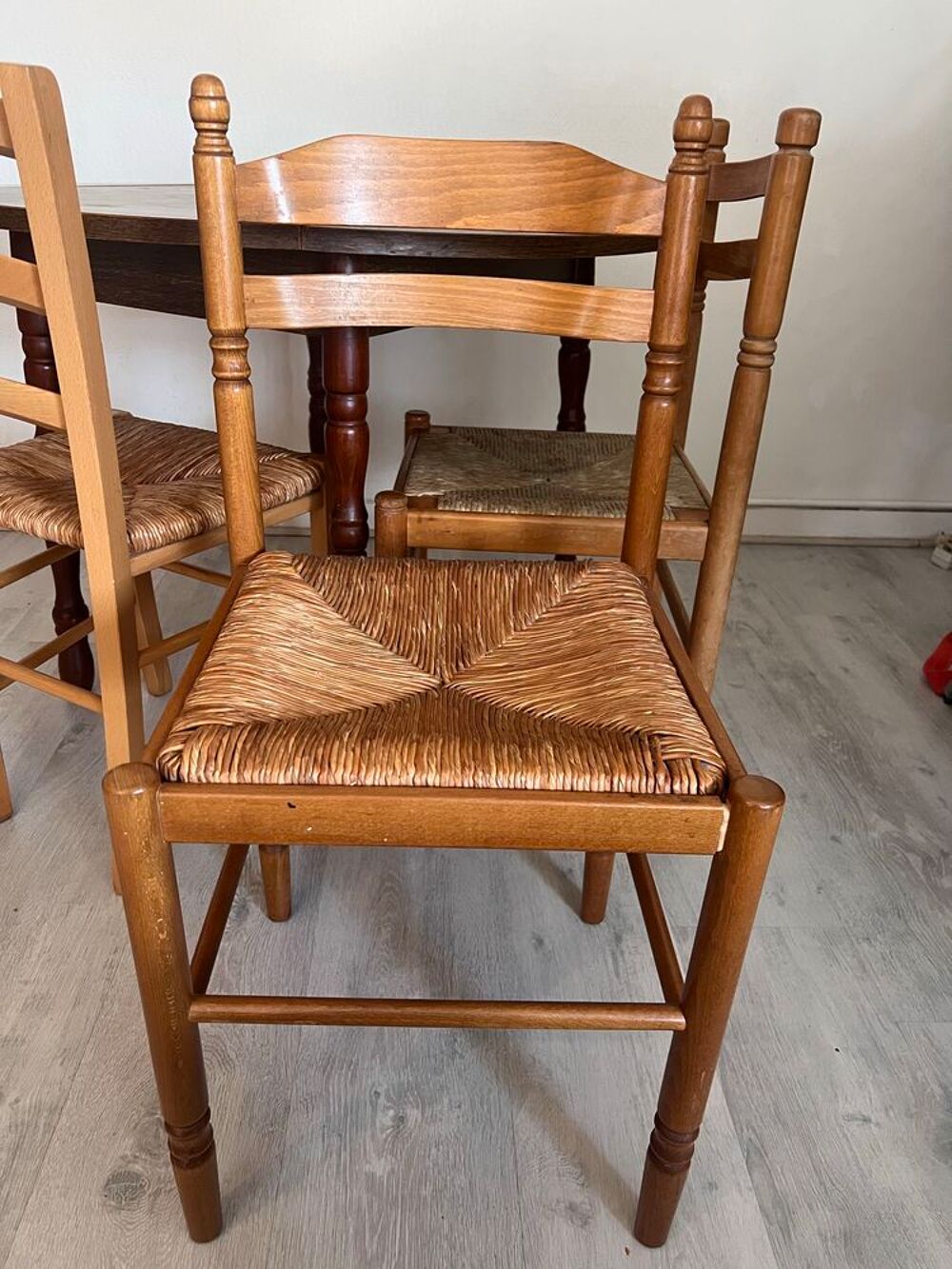 table &agrave; manger et trois chaises (chaises offertes) Meubles