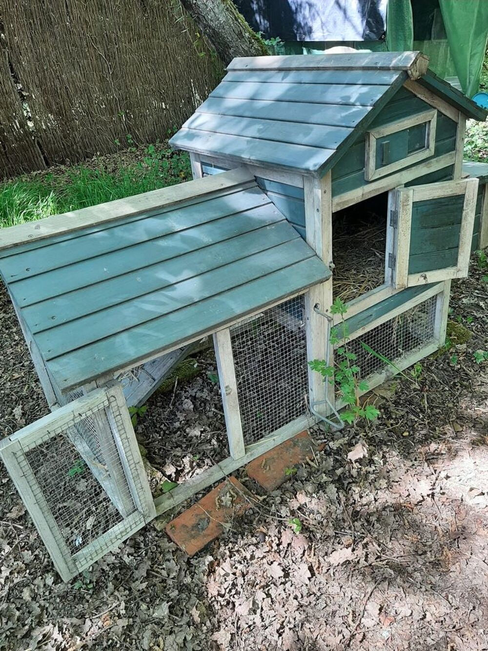  poulailler &agrave; restaurer. Jardin