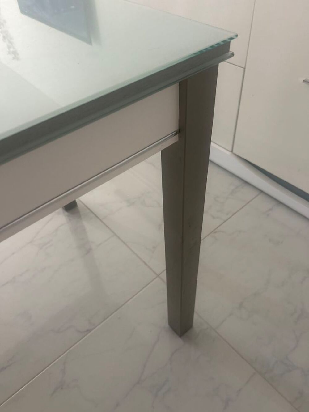 Table salle &agrave; manger en verre Meubles