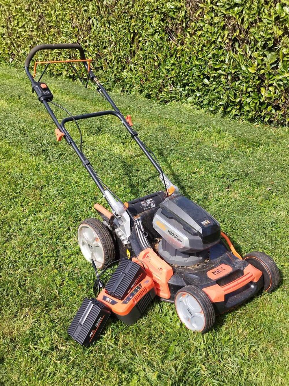 Tondeuse batterie tract&eacute;e NEX Jardin