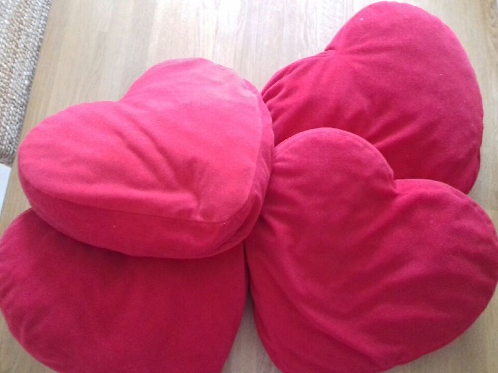 Lot de 4 coussins rouges en forme de coeur Décoration