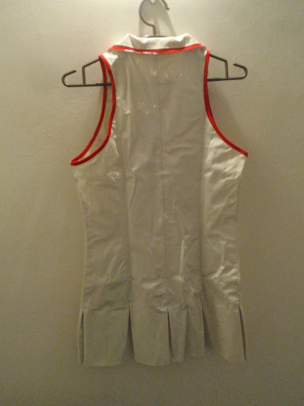 Tenue d'infirmi&egrave;re en vinyl taille unique neuf. Vêtements